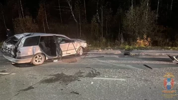 Фото: В Кузбассе иномарка врезалась в опору освещения и перевернулась, водитель погиб 1