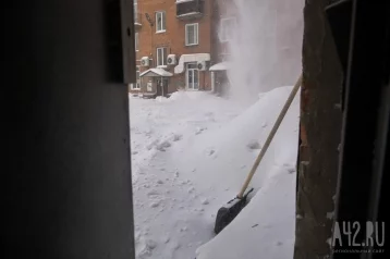 Фото: 1403 дворника и 200 единиц техники: в Кемерове устраняют последствия снегопадов 1