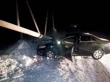 Фото: В Кузбассе пьяный водитель Toyota снёс бетонный столб 1