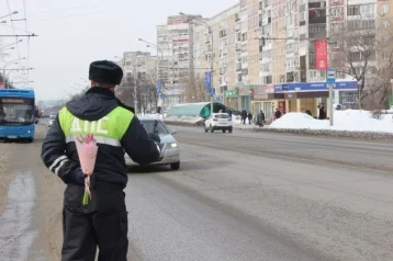 Фото: В Новокузнецке сотрудники ГИБДД подарили букеты женщинам-водителям 1