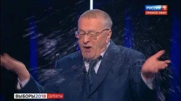 Фото: «Охолонуть дедушку»: Собчак объяснила, почему на теледебатах облила Жириновского водой 1