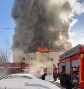 Фото: Пожар в двухэтажном здании в Кузбассе сняли на видео 1