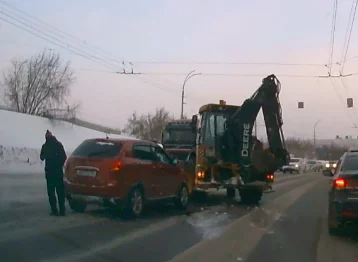 Фото: Из-за ДТП с трактором в Кемерове на улице Терешковой возникла большая пробка 1