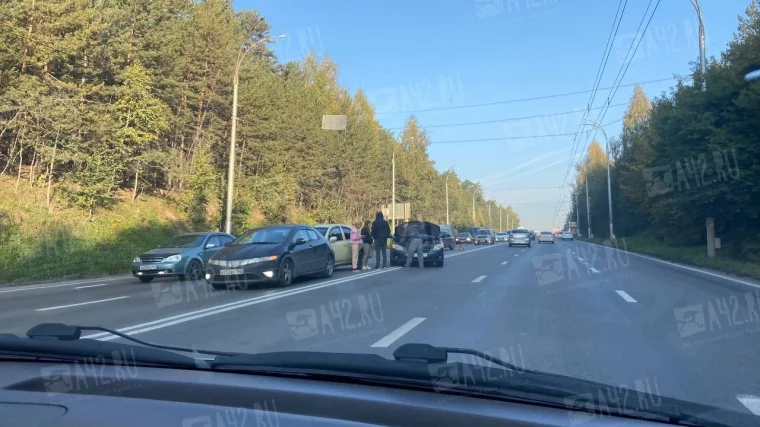 Фото: В Кемерове около ТРЦ столкнулись два автомобиля: очевидцы поделились кадрами с места аварии 2