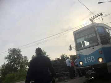Фото: В Новокузнецке маршрутка опрокинулась на ходу  1