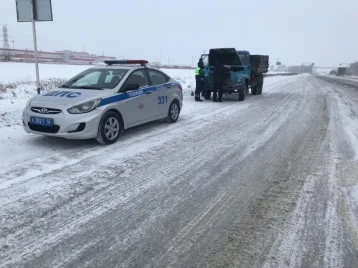 Фото: В Кузбассе полицейские помогли замёрзшему на трассе водителю грузовика 1