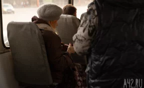 В Кемерове два школьника матерились в автобусе и бросали еду в пассажирку