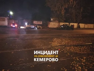 Фото: В Кемерове произошло ДТП с участием двух автомобилей 3