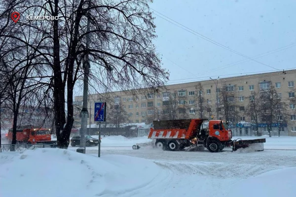 Глава Кузбасса поручил привлечь к уборке снега дополнительную технику