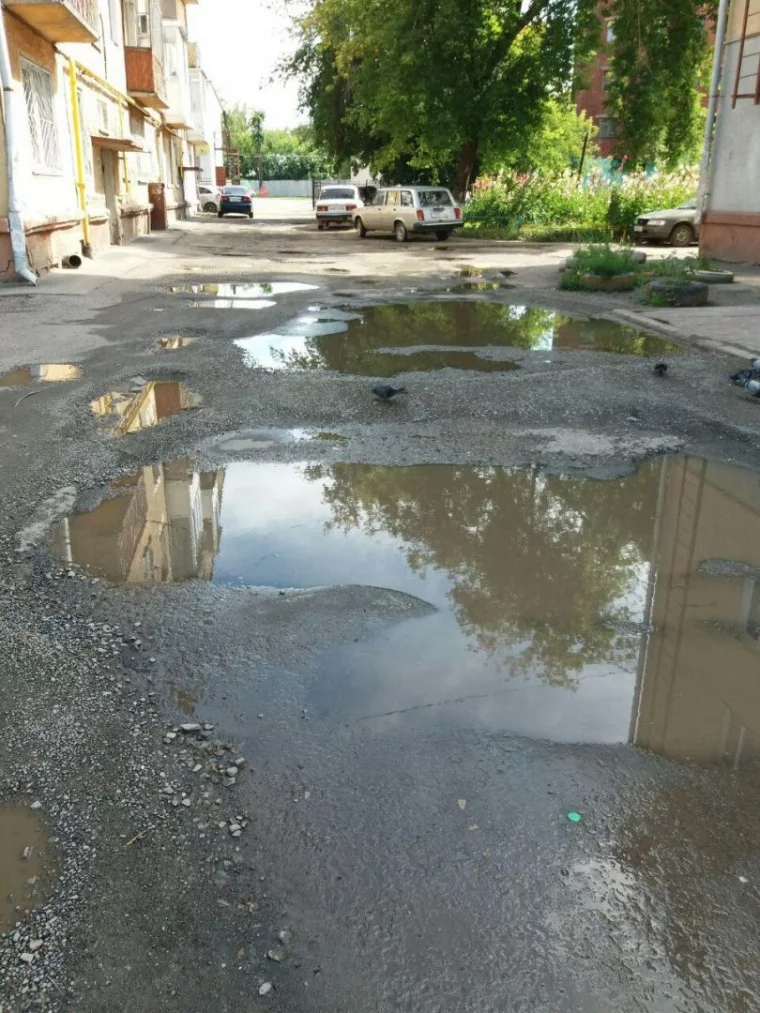 Фото: Кемеровчанка недовольна состоянием дороги в одном из дворов города 2