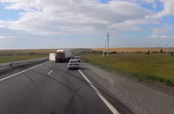 Фото: Последствия ДТП с фурой на кузбасской трассе сняли на видео 1