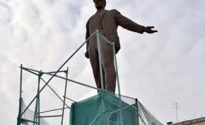 Стало известно, когда завершится ремонт памятника Маяковскому в Новокузнецке
