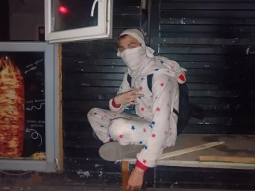 Фото: В Новосибирске 14-летний подросток в костюме единорога устроил погром в киоске с шаурмой 1