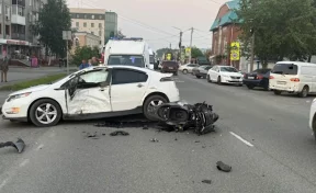 В Кузбассе мотоциклист погиб, врезавшись в машину: момент ДТП попал на видео