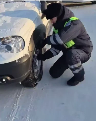 Пожилой кемеровчанин застрял на дороге в -35, ему помогли сотрудники ДПС