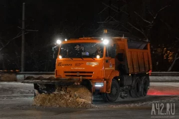 Фото: Город засыпает: как по ночам чистят улицы от снега 6