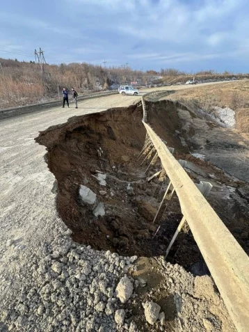 Фото: В Сахалинской области из-за подтопления обрушился участок трассы: ограничено движение всех видов транспорта 1