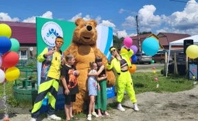 «Кузбассэнергосбыт» установил детскую площадку в подарок победителям акции «Честная улица»