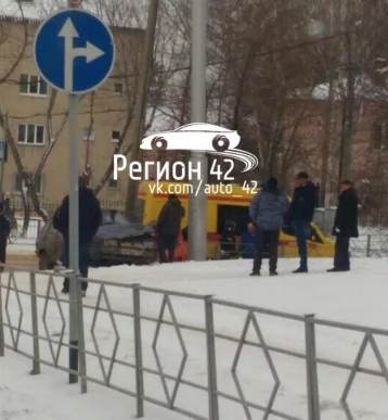 Фото: Водитель ВАЗа в Кемерове снёс светофор 4
