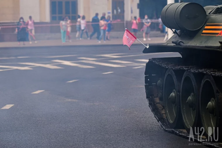 Фото: В мэрии прокомментировали повреждение асфальта танком Т-34 в центре Кемерова 2