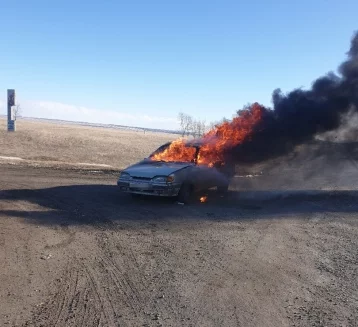 Фото: На трассе между Ленинском-Кузнецким и Новосибирском сгорел автомобиль 1