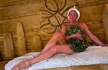 Фото: Волочкова проговорилась, кто подарил ей баню, и показала голый шпагат 1