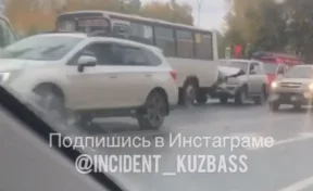 В Кемерове Land Cruiser протаранил маршрутку с пассажирами, пострадал ребёнок