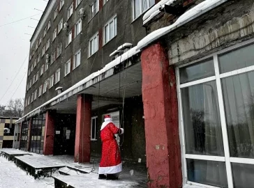 Фото: В Новокузнецке на крышу детской больницы «прилетели» Деды Морозы 1