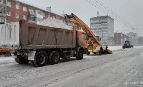«Уборка снега ведётся круглосуточно»: в Кемерове дорожные и коммунальные службы работают в усиленном режиме