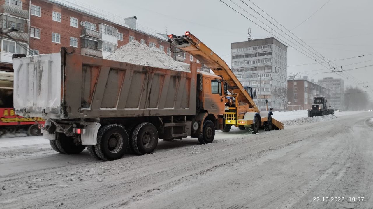 «Уборка снега ведётся круглосуточно»: в Кемерове дорожные и коммунальные службы работают в усиленном режиме