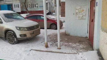 Фото: В Кемерове оштрафовали водителя, припарковавшегося возле двери подъезда 1