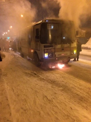 Фото: В Кемерове загорелась маршрутка вечером 8 февраля 1