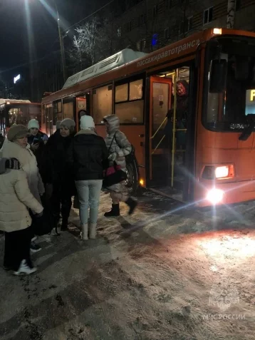 Фото: Из заглохшего автобуса под Арзамасом спасатели эвакуировали 26 детей и 30 взрослых 1