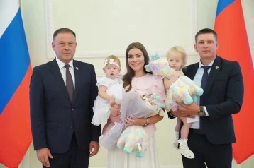 Фото: Илья Середюк наградил кузбасских финалистов конкурса «Семья года» 1
