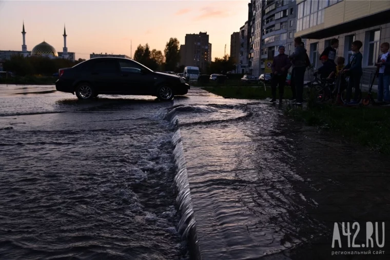 Фото: «Вода затопила тротуар и хлещет из колодца»: в Кемерове на Комсомольском проспекте прорвало трубопровод 2