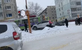 В Кемерове автомобиль врезался в маршрутку, которая вылетела на тротуар
