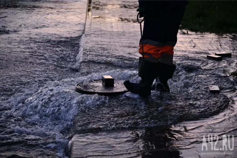Фото: «Вода затопила тротуар и хлещет из колодца»: в Кемерове на Комсомольском проспекте прорвало трубопровод 4
