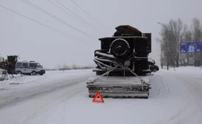 В Кузбассе грузовик заглох из-за мороза на въезде в город