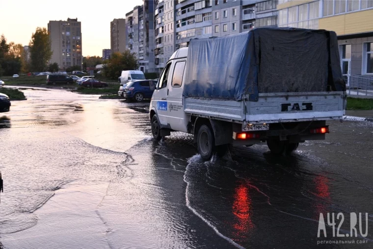 Фото: «Вода затопила тротуар и хлещет из колодца»: в Кемерове на Комсомольском проспекте прорвало трубопровод 5
