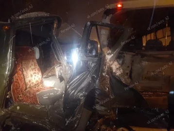 Фото: В Сети появились фотографии с места столкновения трёх автомобилей в Кемерове 4
