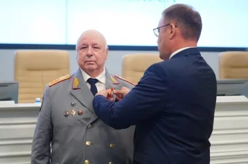 Фото: Илья Середюк вручил звезду Героя Кузбасса экс-начальнику ГУВД Анатолию Виноградову 1