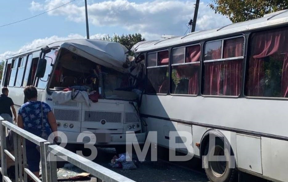На Кубани 11 человек пострадали в ДТП с автобусами 