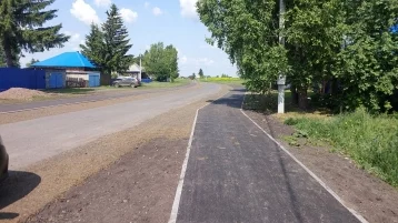 Фото: В Кузбассе дети ходили в школу по дороге без тротуара: вмешалась прокуратура 1