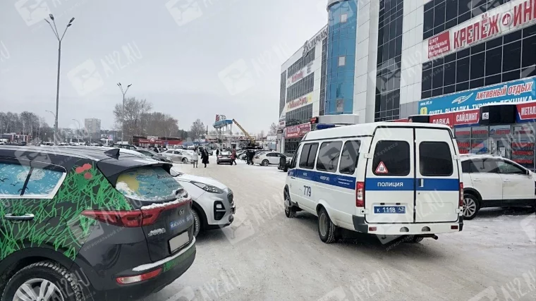 Фото: «Всех эвакуировали, ищут бомбу»: в Кемерове снова оцепили крупный городской рынок 2