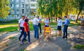 Возмутившую губернатора Кузбасса детскую площадку отремонтируют до конца недели