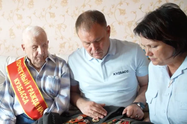 Илья Середюк поздравил кузбасского ветерана Петра Шипулина со 106-летием
