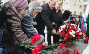 В Кемерове возложили цветы к Мемориалу славы воинов-кузбассовцев