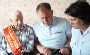 Илья Середюк поздравил кузбасского ветерана Петра Шипулина со 106-летием
