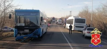 Фото: В Кузбассе в ДТП с легковушкой и автобусом пострадали два взрослых и ребёнок 2