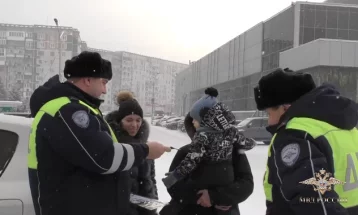 Фото: В Новокузнецке инспекторы ГАИ помогли спасти 2-летнего мальчика, который не мог дышать 1